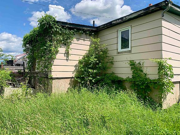 3rd image of 2399 Athol Rd