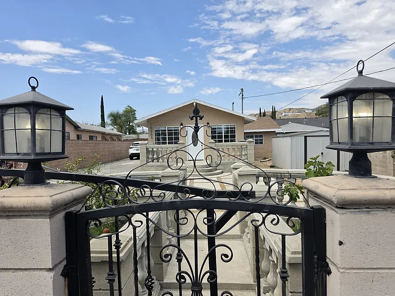 10303 Arminta St — Photo 47