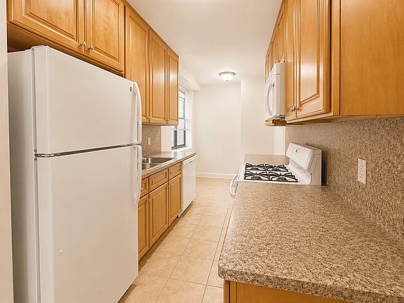 3rd image of 90 Laurel Hill Ter APT 1L
