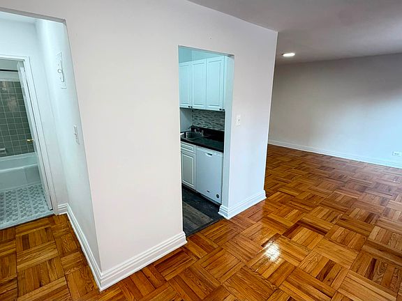 4th image of 102-20 67th Dr #404