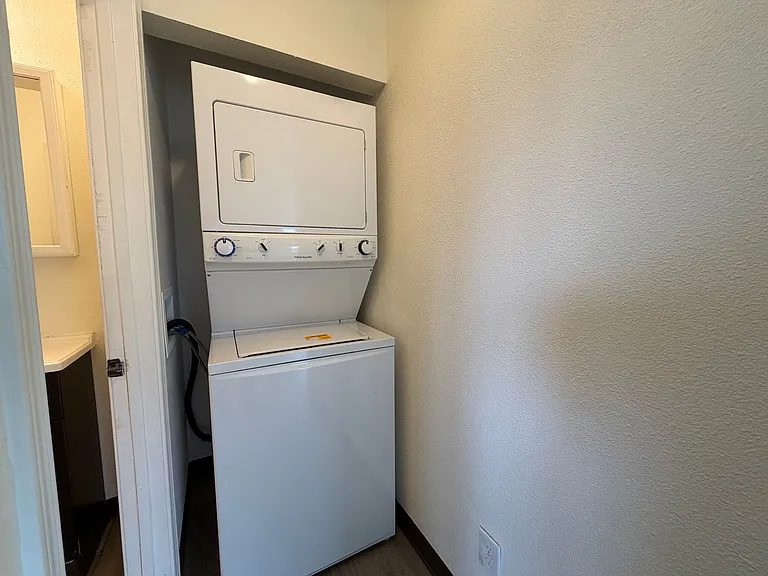 138 N Klevin St — Photo 5
