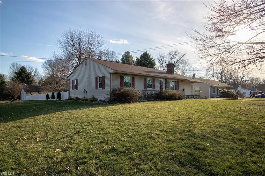 122 Elmwood Dr photo 1