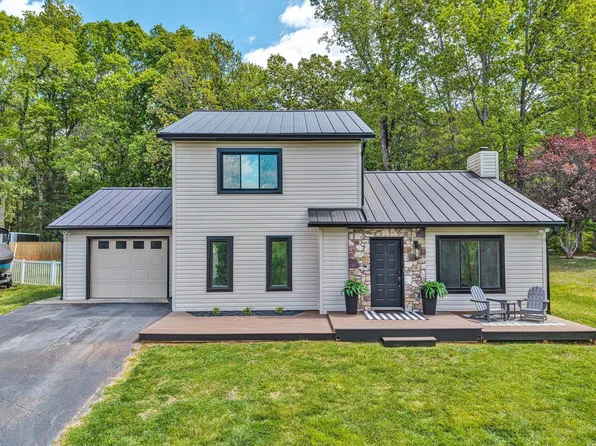 150 Indian Pointe Dr, Hardy, VA 24101
