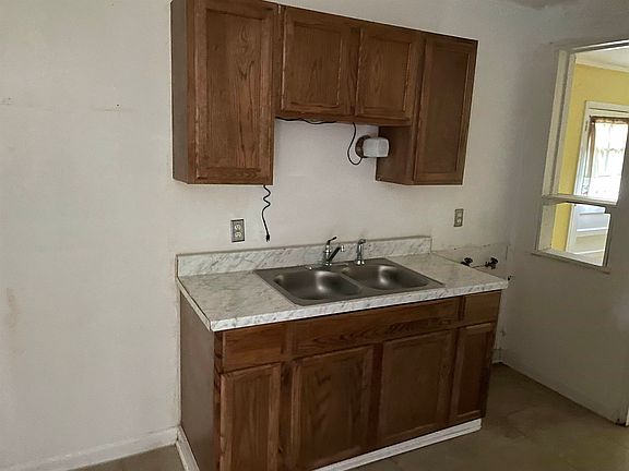 4th image of 2769 Lola Ave