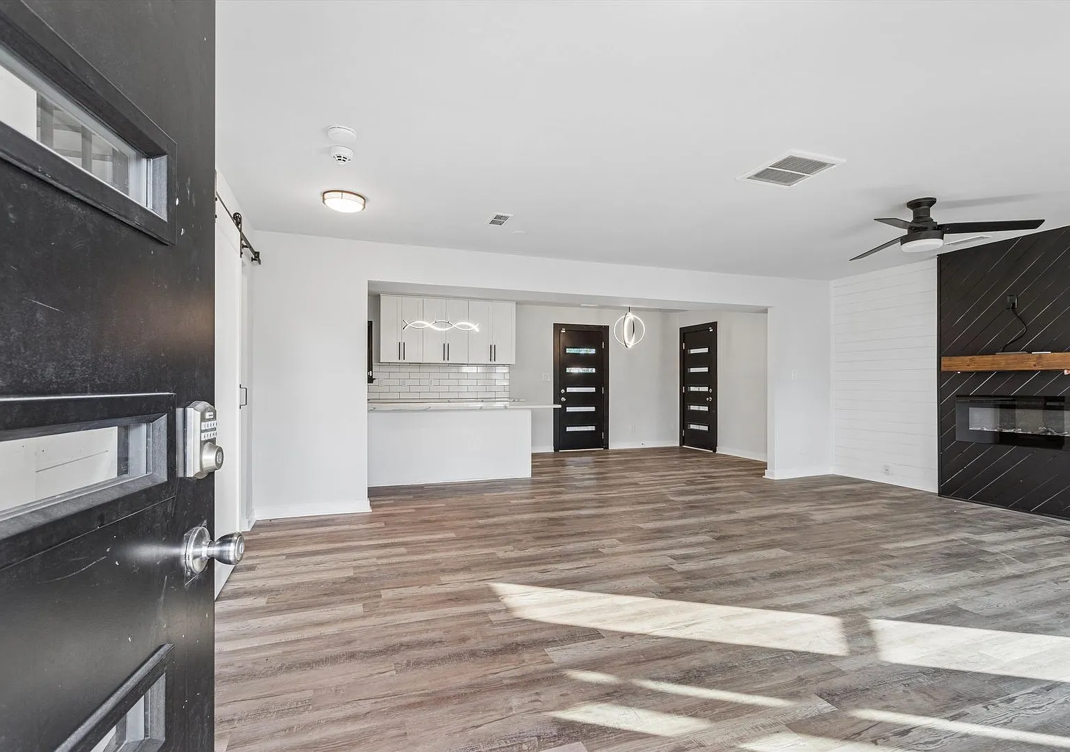 Move-In Ready with a Primary Suite Near the Shipyard & I-664 — Photo 2