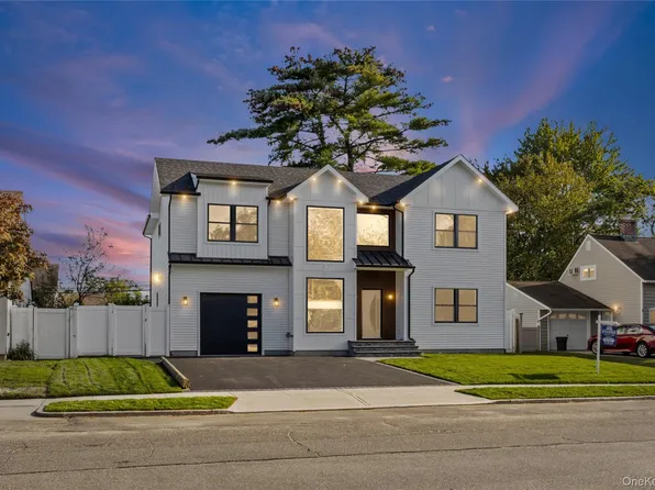 10 Crown Ln, Westbury, NY 11590