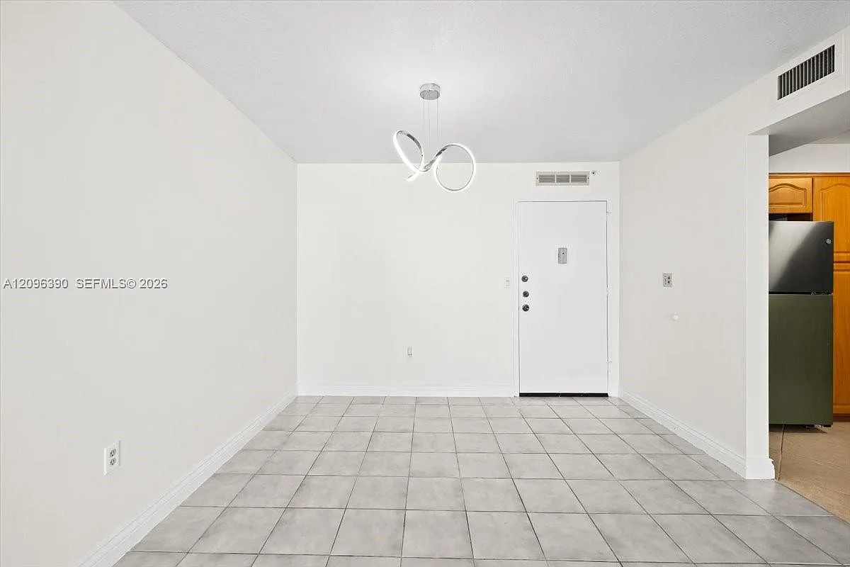 Commodore Plaza Condo — Photo 4