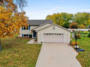 N9551 Clover Ridge Trl, APPLETON, WI 54915