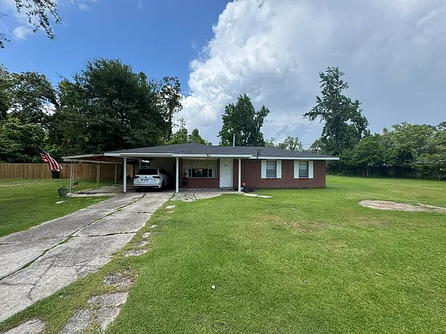 3 bed, 1000 sqft, $1,300 — Photo 1