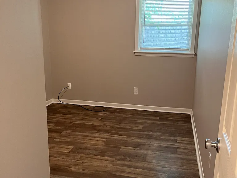 1303 Holly Ave — Photo 10