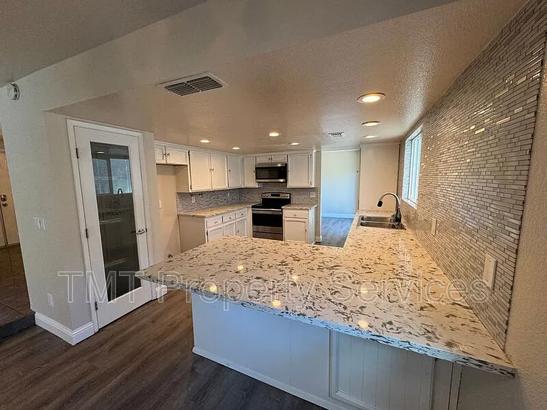 6931 Cobblestone Way — Photo 8