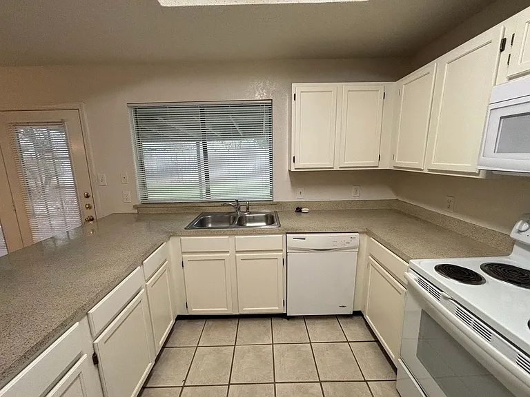 2514 Livingston Ln — Photo 14
