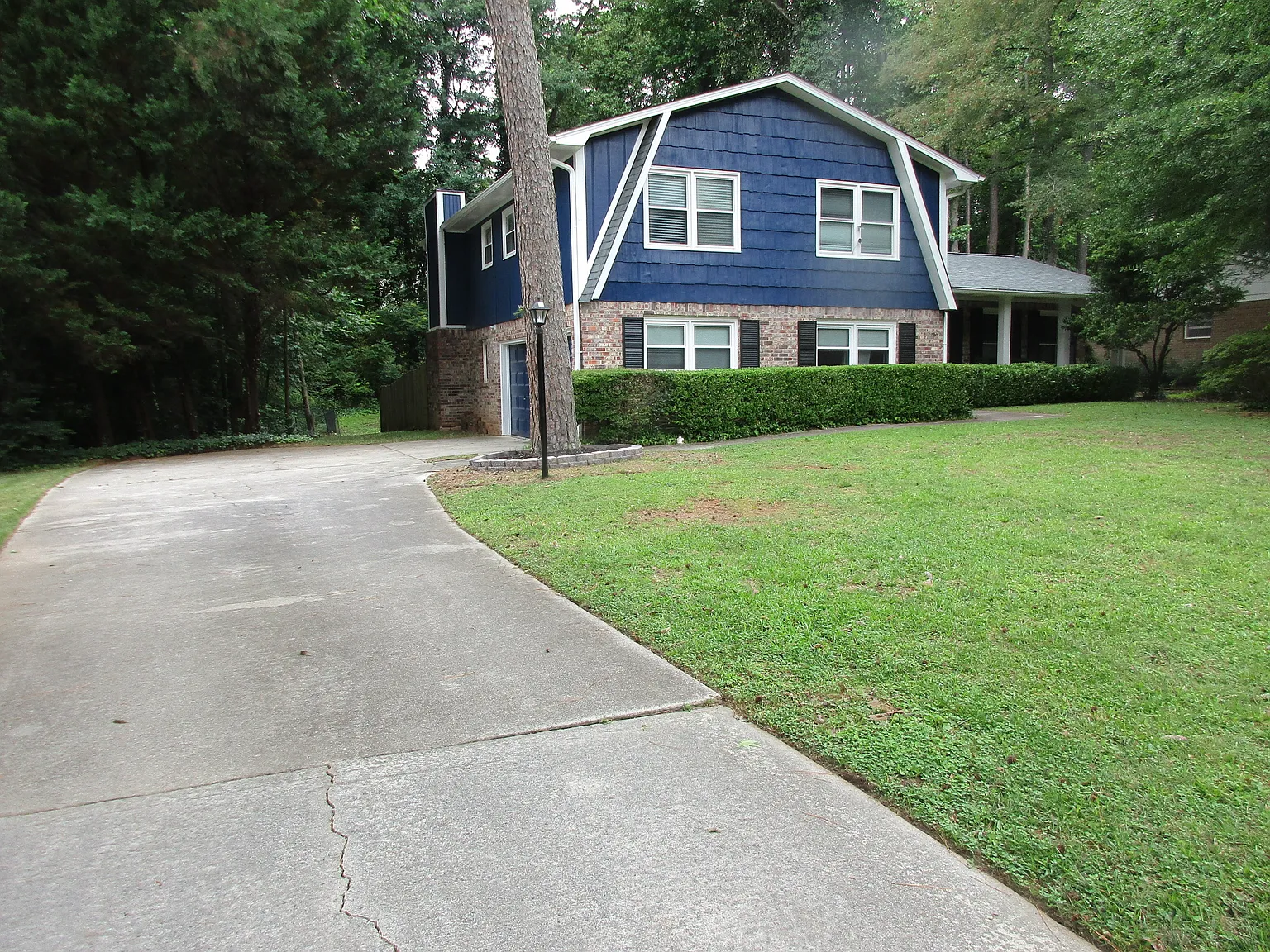 4 bed, 2104 sqft, $2,595 — Photo 2