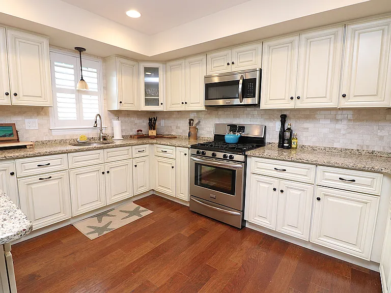 9505 Monmouth Ave #B — Photo 17