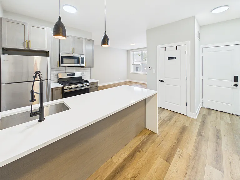 1900 W 17th St #1R — Photo 3