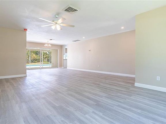5th image of 966 Sklar Dr W