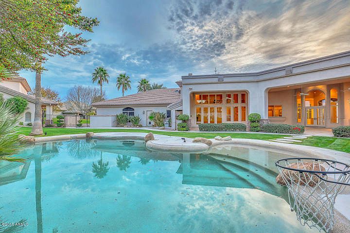 1st image of 19 E Oakwood Hills Dr