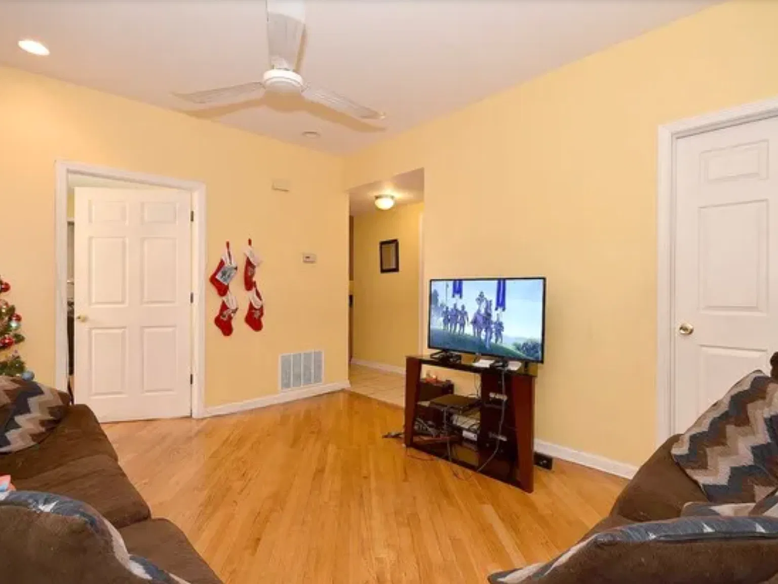 3 bed, 900 sqft, $1,350 — Photo 2