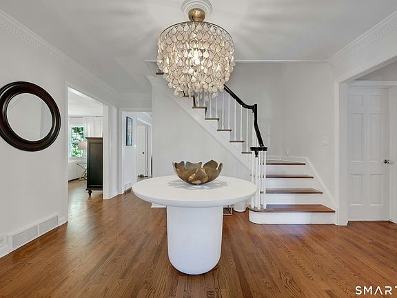 4th image of 6 Stoneleigh Square