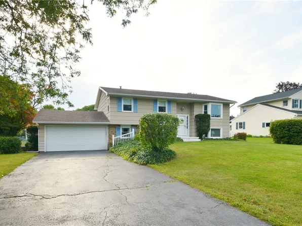 18 Sweet Briar Knl, Henrietta, NY 14467