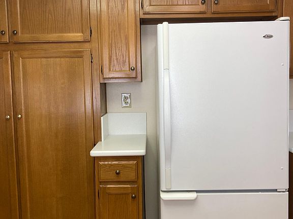 3rd image of 951 Shady Ln