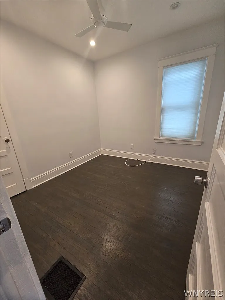 3 bed, 1.0 bath, 2206 sqft, $1,895 — Photo 4