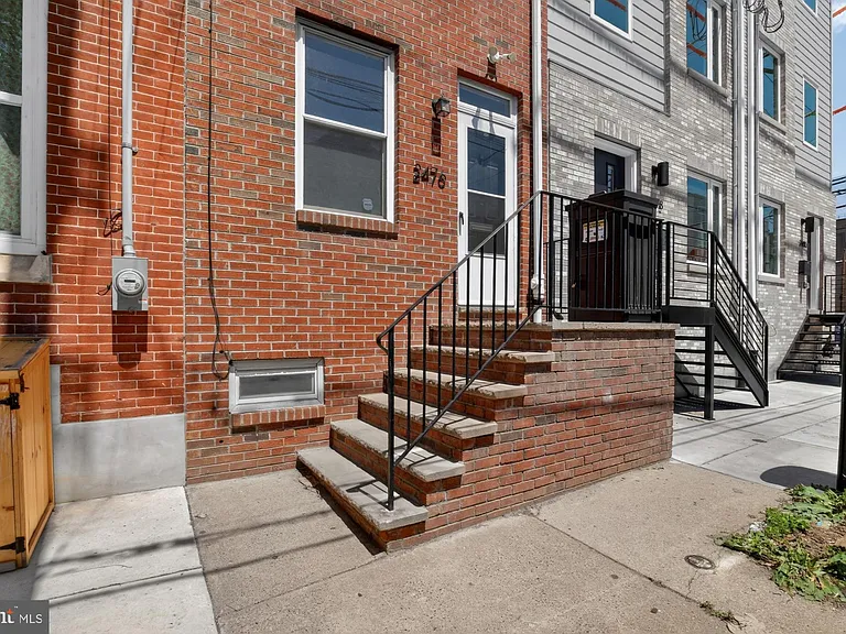 2476 Emerald St — Photo 29
