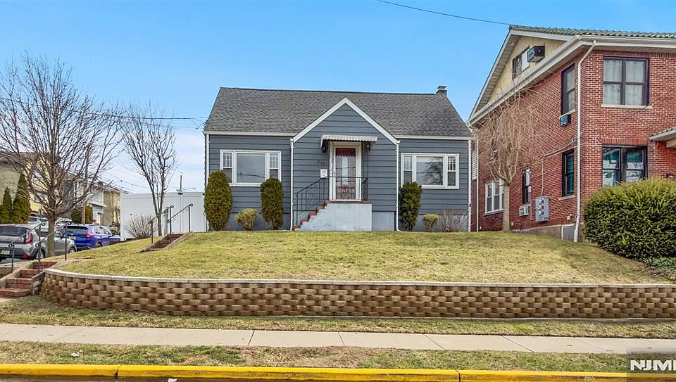 1st image of 121 Prospect St