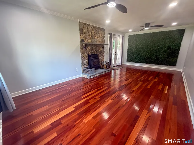 17 Kingsbury Rd — Photo 3