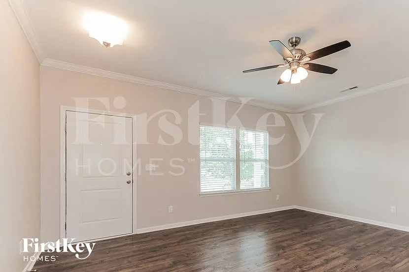 4 bed, 2.5 bath, 2048 sqft, $2,405 — Photo 3