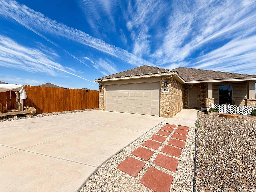 3 bed, 2.0 bath, 1421 sqft, $2,800 — Photo 2