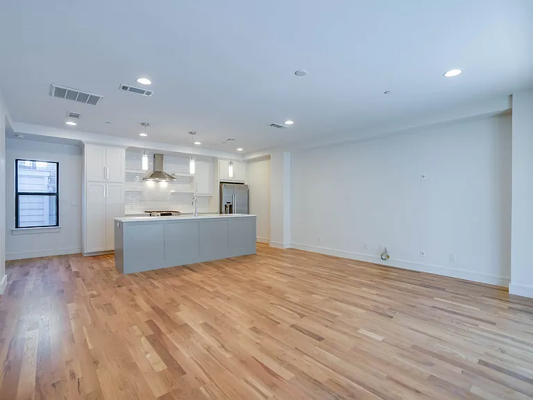 2127 Clark St #104 — Photo 11