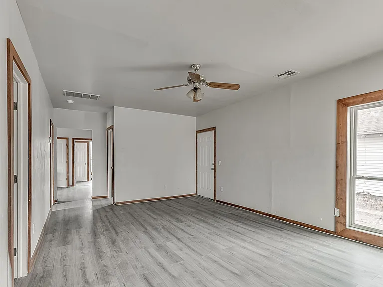 118 S Miles Ave — Photo 5