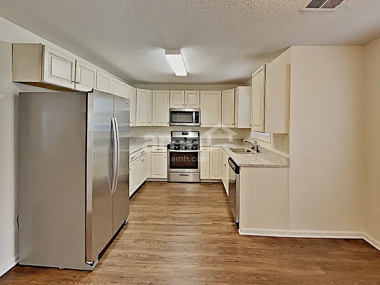 1086 Berkley Dr SE — Photo 3