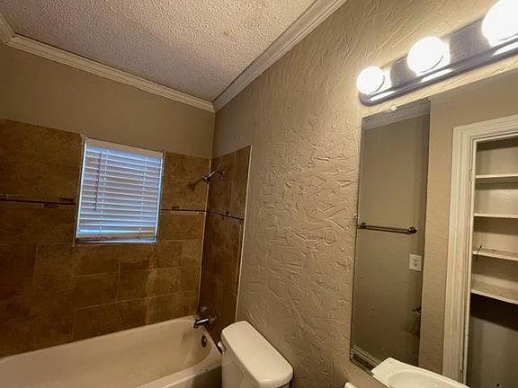 5th image of 2905 Henry St #A
