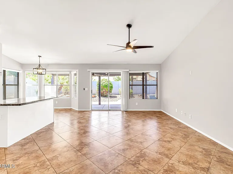 1113 E Betsy Ln — Photo 10