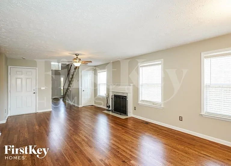 308 Birchclay Point N — Photo 2
