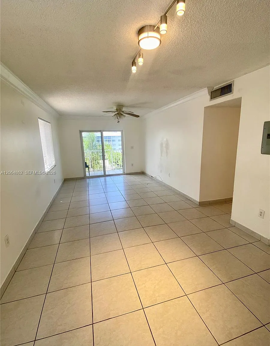 Venice Isle Condo — Photo 2