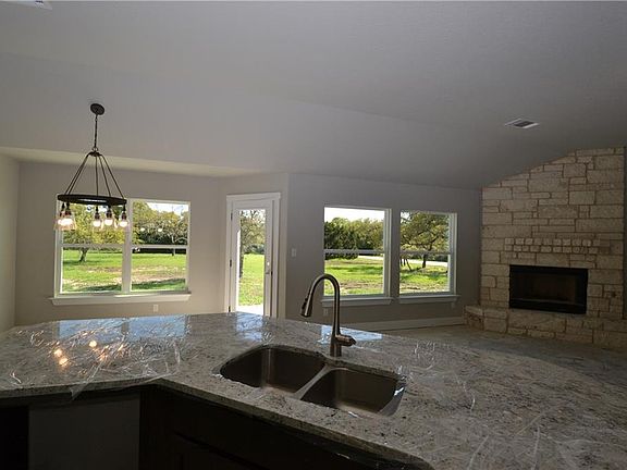 5th image of 412 Lone Star Dr