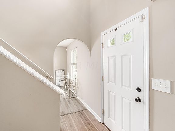 3rd image of 102 Knights Bridge Dr N
