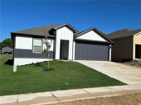 307 NW Pinwheel St, Gentry, AR 72734