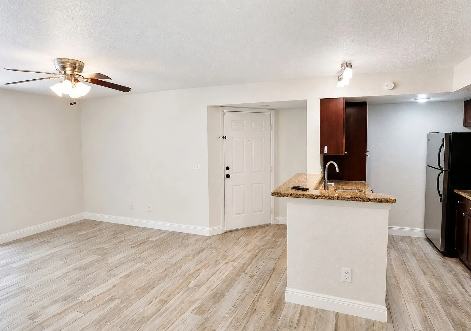 Renovated 2/2 with Pond View Gated Community Near Millenia — Photo 3
