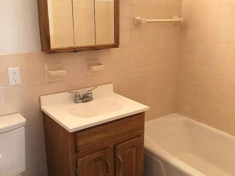 Carroll Court Apartments — Photo 24