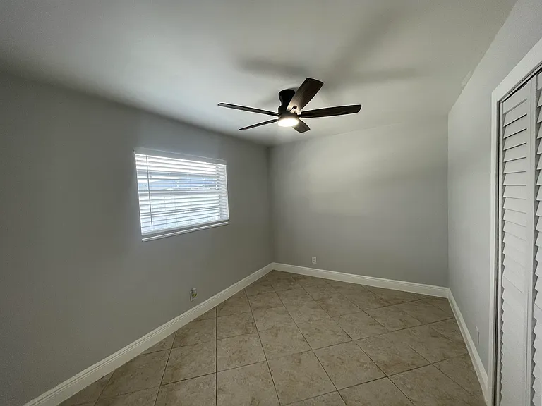 215 SW 16th St #4 — Photo 12
