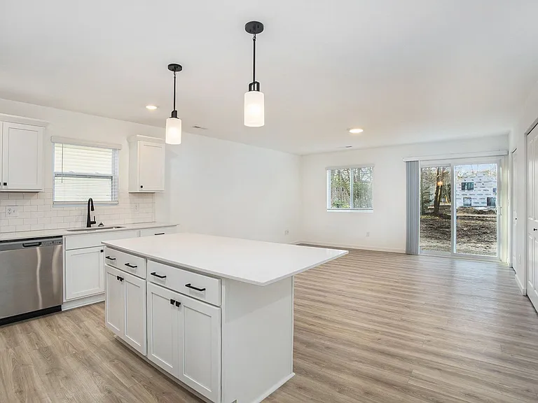 515 Burr St — Photo 2