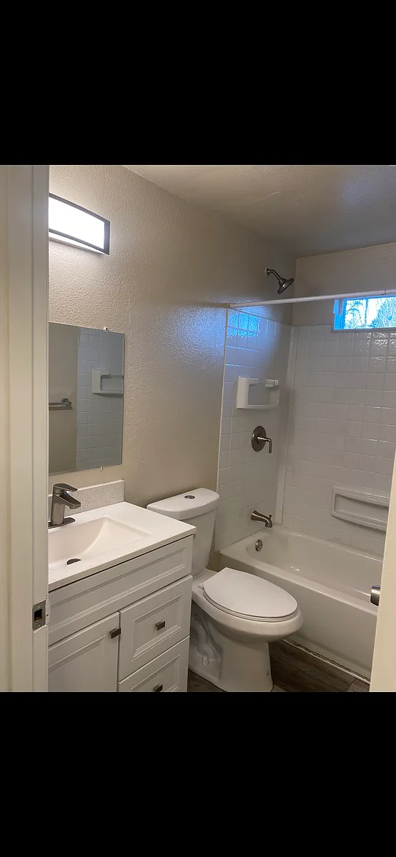 Photo 2 of 6 - 11924 1st Ave SW #202 - Seattle, WA Building Photo - 11924 1st Ave SW #202