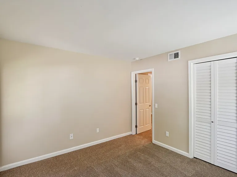 1 Bedroom 1 Bathroom (725 sqft.)

Bedroom & Closet