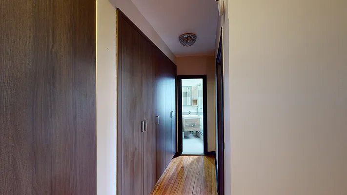 Sold by Thomas Lipovetsky, LREB | media 7