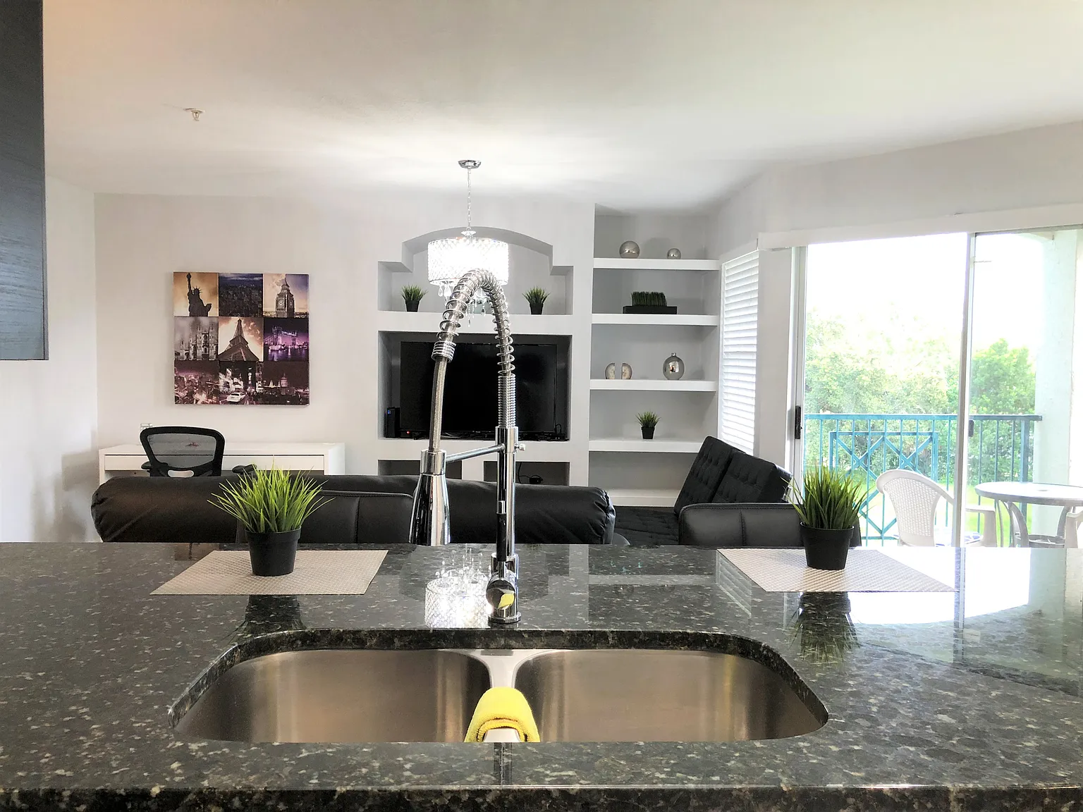 2 bed, 1012 sqft, $3,000 — Photo 2