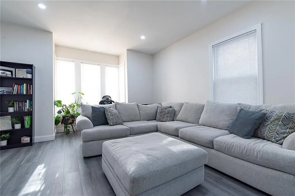 2 bed, 1.0 bath, 1140 sqft, $2,000 — Photo 2